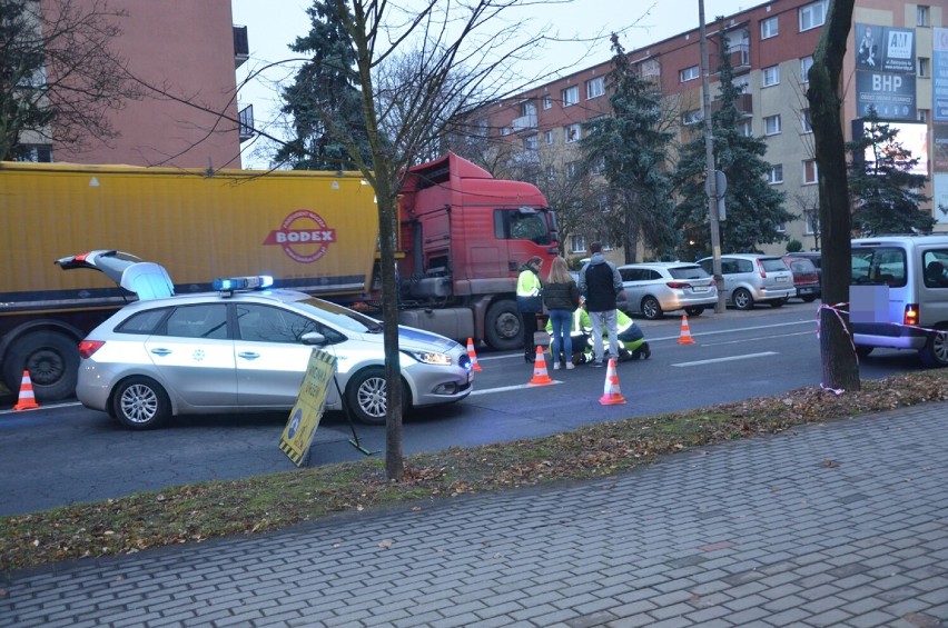 Potrącenie na Sikorskiego w Głogowie. Auto wjechało w pracownika kierującego ruchem. Aktualizacja