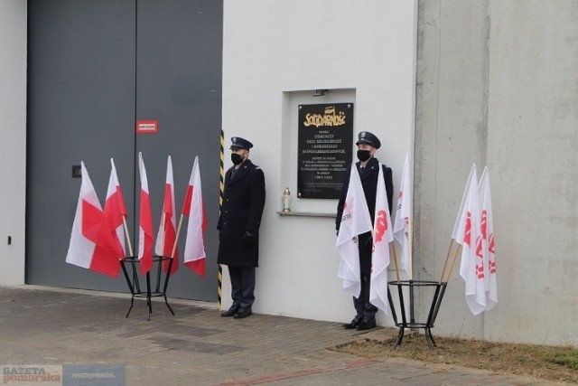 Jak co roku pod tablicą przy bramie Zakładu Karnego we Włocławku, upamiętniającą więzionych działaczy "Solidarności", złożone zostaną kwiaty.