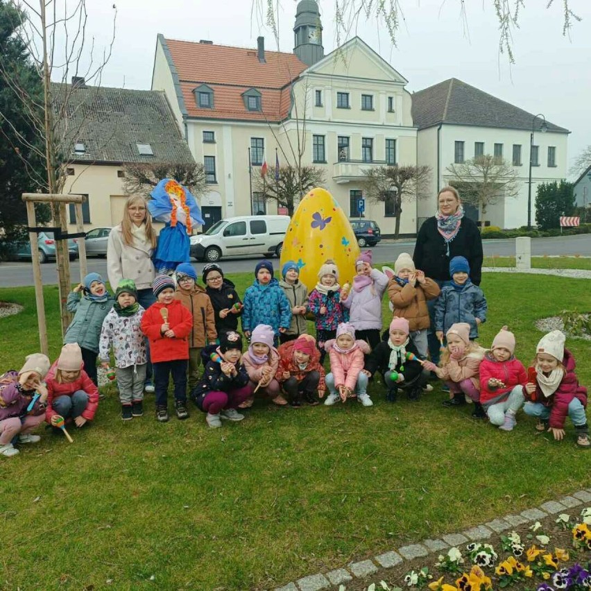 Dzieci z Przedszkola „Świat Bajek” w Wielichowie pożegnały zimę i powitały nową porę roku
