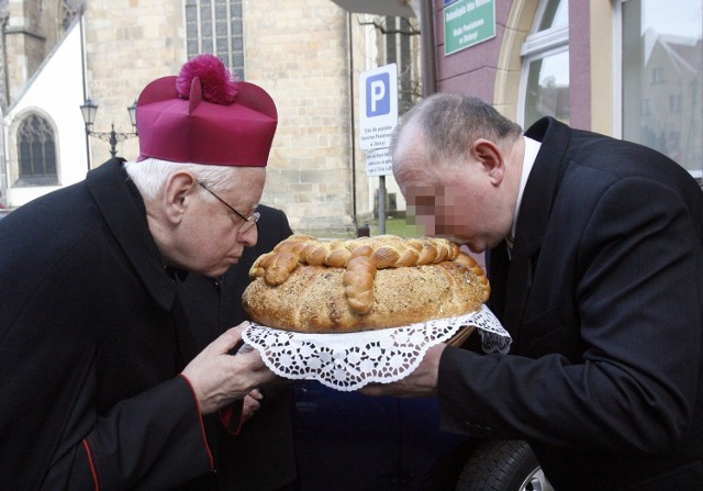 Starosta wita biskupa Tadeusza Rybaka.