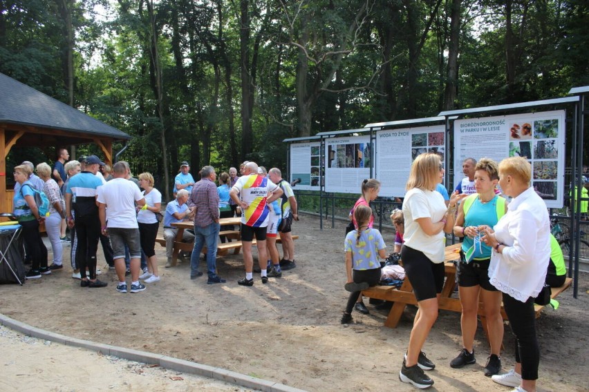 Wiata turystyczna w Osieku pod Pakosławiem oficjalnie otwarta. Znużeni drogą rowerzyści mają gdzie odpocząć przed dalszą wycieczką [ZDJĘCIA]