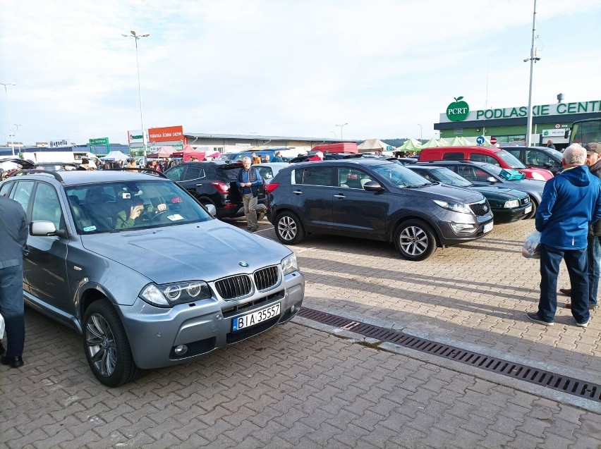 Giełda samochodowa przy Andersa w Białymstoku, w ostatnią...