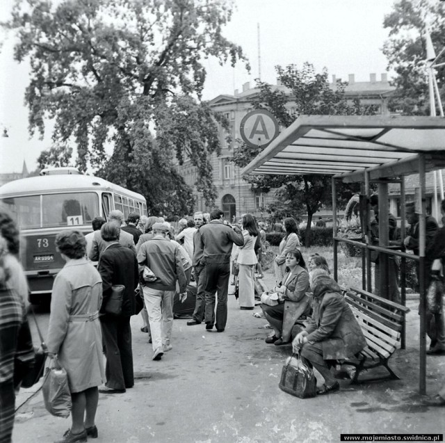 Plac Grunwaldzki na starych zdjęciach: poczta, ogródek „Społem", przystanek...