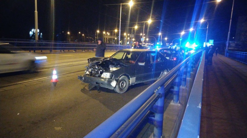 Wrocław. Mercedes rozbił się na moście Szczytnickim, kierowca i pasażerowie uciekli, jeden wskoczył do Odry [ZDJĘCIA]