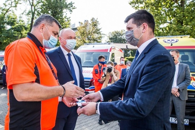 Kolejne karetki pogotowia ratunkowego w poniedziałek (21 września 2020) trafiły do małopolskich szpitali. W tym do oświęcimskiego i chrzanowskiego