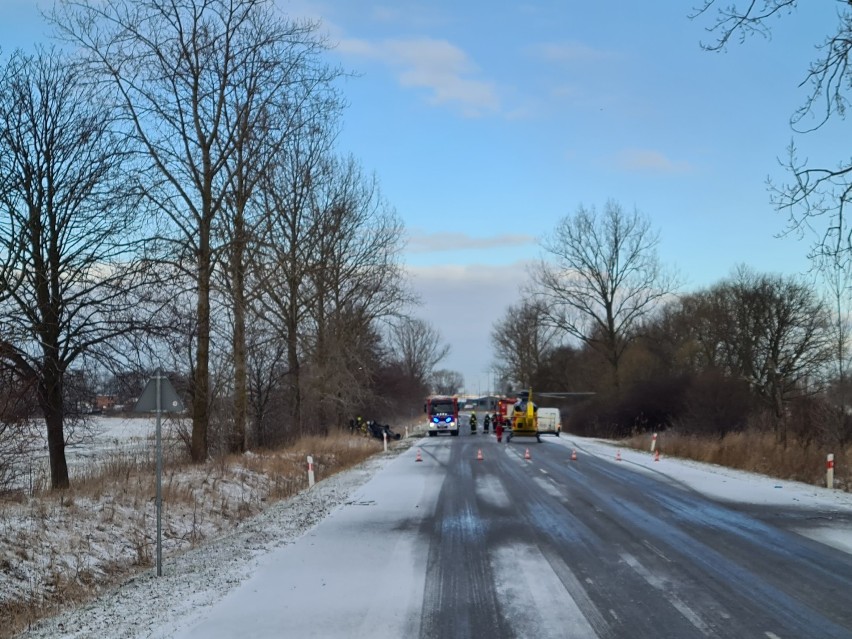 Wypadek w Koszwałach. Straciła panowanie i dachowała. Śmigłowiec LPR zabrał 22-latkę do szpitala |ZDJĘCIA