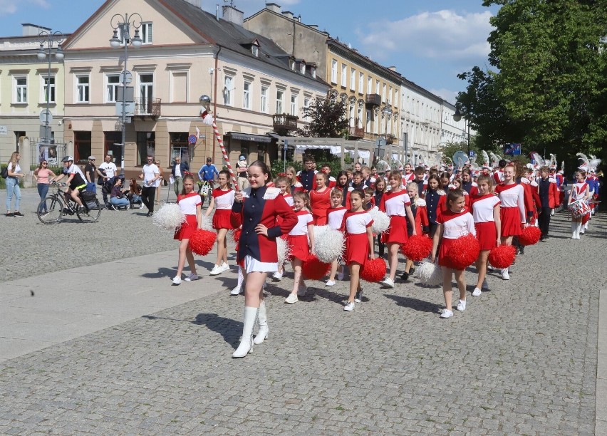 Piękna parada Orkiestry Grandioso oraz Małego Grandioso na deptaku w Radomiu. Mieszkańcy miasta podziwiali występ. Zobaczcie zdjęcia