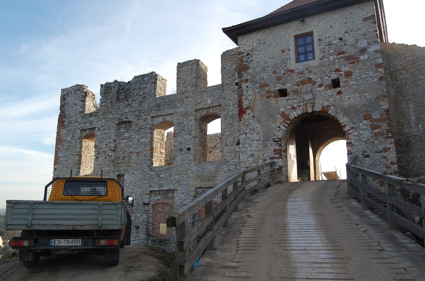 Ruiny zamku w Rabsztynie coraz piękniejsze. Przyjrzeliśmy się prowadzonym pracom