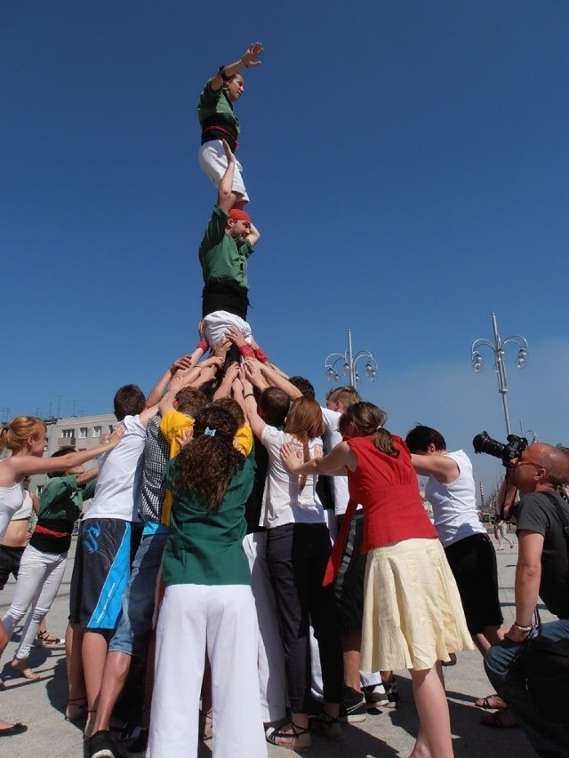 Podczas dnia katalońskiego, w Częstochowie zobaczyć można był m.in. budowanie Castellers czyli piramidy z ludzi. Bazę tworzą ludzie najstarsi, następnie młodsi i silni, potem coraz młodsi i lżejsi, a na samym szczycie stoją dzieci 5 &ndash; 10 lat.
Fot. M