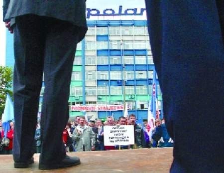 Pracownicy manifestowali w czerwcu swoje niezadowolenie pod biurowcem Polaru.  FOT. TOMASZ HO&amp;pound;OD