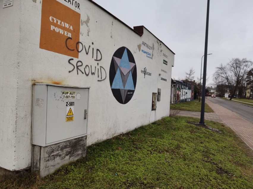Coraz więcej anty-covidowych graffiti w Pruszczu Gdańskim. "Dewastują miasto" - zgłaszają nam mieszkańcy