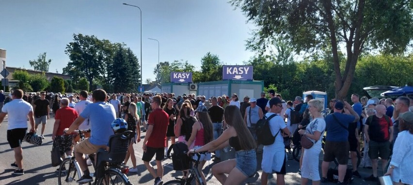 Mnóstwo osób zmierza ulicami Radomia na pokazy lotnicze.