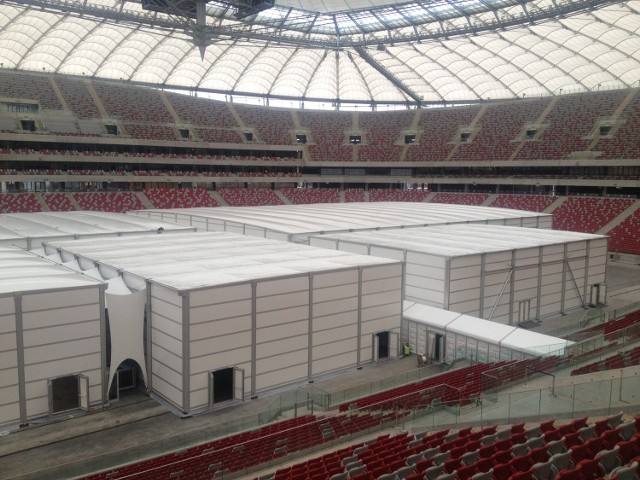 Na płycie Stadionu stanęły specjalne hale.