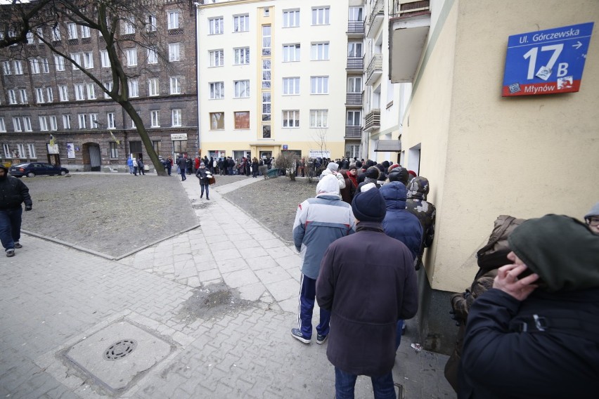 Kolejka po pączki na Górczewskiej. Policjantka porywa pączusie, a my próbujemy się wepchnąć [WIDEO]