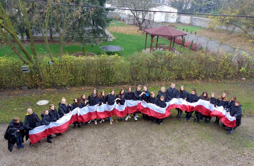 Uczniowie z Orłowa i harcerze oraz zuchy z Jaksic dla Niepodległej [zdjęcia]