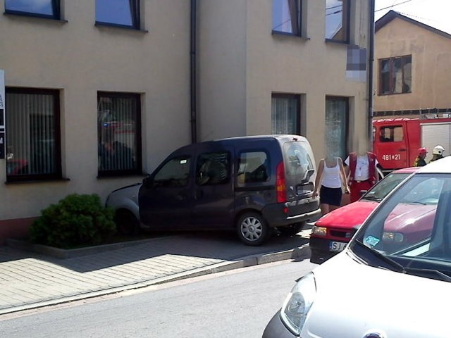 Wypadek w Jaworznie. Wjechał autem w budynek