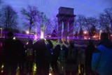 Efektowny pokaz z okazji 230. rocznicy urodzin gen. Józefa Bema. Kolorowe iluminacje rozświetliły mauzoleum w Parku Strzeleckim