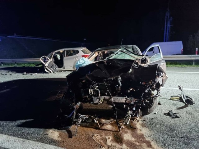 Na DK 94 w Wojniczu czołowo zderzyły się w czwartek (11 kwietnia) wieczorem dwa samochody osobowe