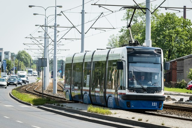 Tabor tramwajowy wzbogaci się o 18 nowych składów. Będą wyjeżdżać na ulice  między październikiem br. a wrześniem 2018 r. Podobnie jak dwanaście już jeżdżących  do Fordonu wozów, tak i najnowsze mają mieć swoich patronów.

Listę kandydatów wytypowana przez dziennikarzy „Pomorskiej” opublikowaliśmy 2 czerwca. Dziś propozycje zgłoszone przez naszych Czytelników i Internautów.

Przypominamy: kandydatów na patronów, wraz z krótkimi biogramami, można zgłaszać do najbliższego czwartku. Między 19 a 30 czerwca prowadzone będzie głosowanie (na jednym z portali społecznościowych)  na listę wybranych przez UM kandydatów. Plebiscyt zostanie połączony z konkursem wiedzy o proponowanych postaciach. Wyniki poznamy na początku lipca.