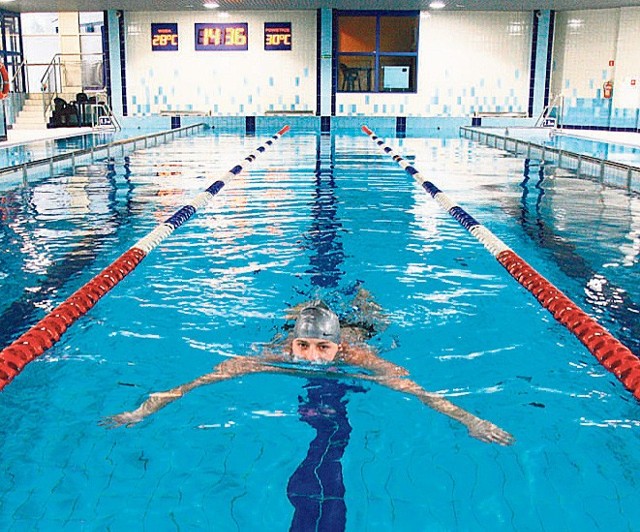 W basenie pływają na razie tylko uczniowie szkół artystycznych