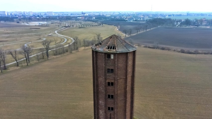 Dach wieży ciśnień w Solankach w Inowrocławiu jest bardzo...