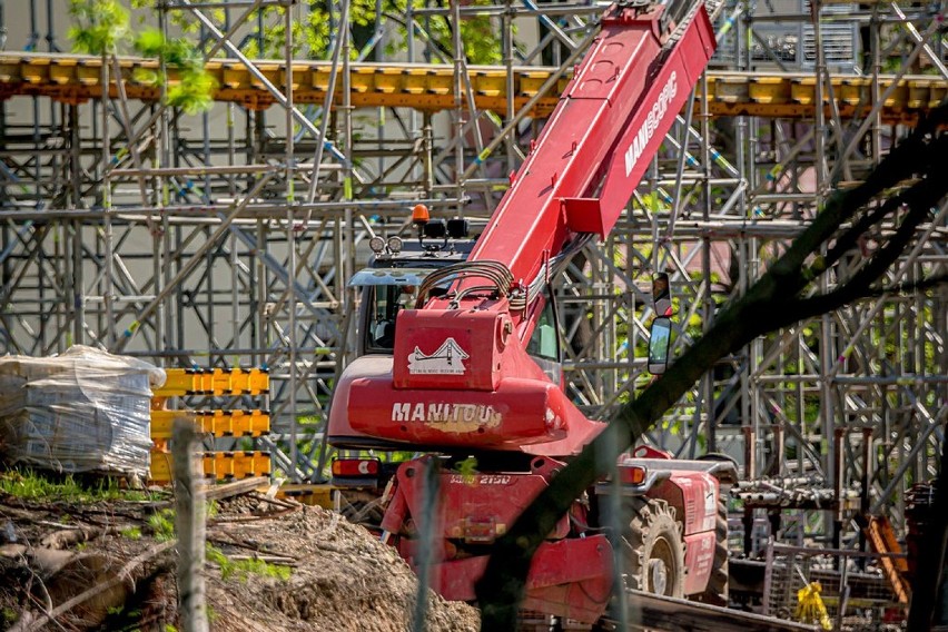 Wałbrzych: Przy ulicy Reja powstaje estakada nad czynną linią kolejową (ZDJĘCIA) 