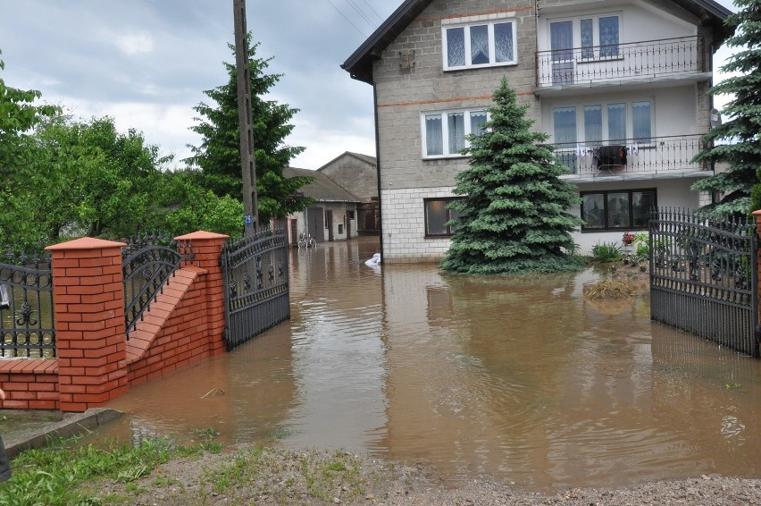 Woda wdziera się na targowisko miejskie w Opocznie. Burmistrz zdecydował o jego zamknięciu