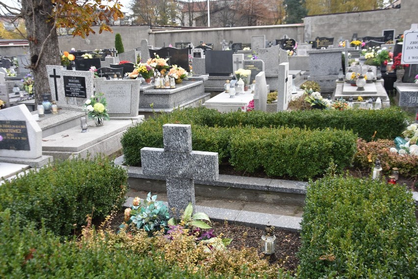 Na cmentarzach w Myszkowie  groby udekorowane jak we Wszystkich Świętych ZDJĘCIA