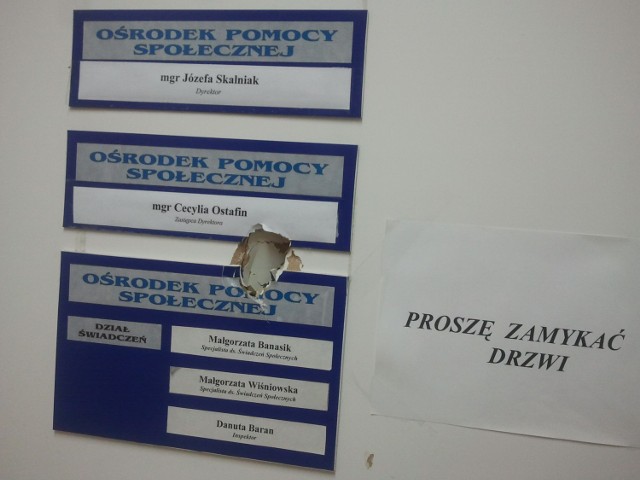 Pijany furiat zniszczył siekierą drzwi wejściowe do sekretariatu Ośrodka Pomocy Społecznej w Libiążu. Został zatrzymany
