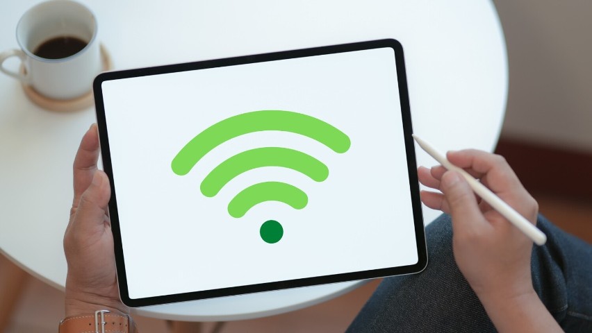 Jeśli jesteś w domu, zapewne cały czas masz włączone Wi-Fi,...