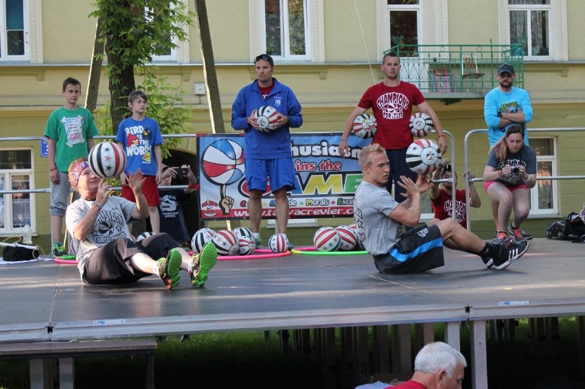 Piknik w parku przy ul. Wschodniej w Tomaszowie na zakończenie festiwalu Kontakt 2014
