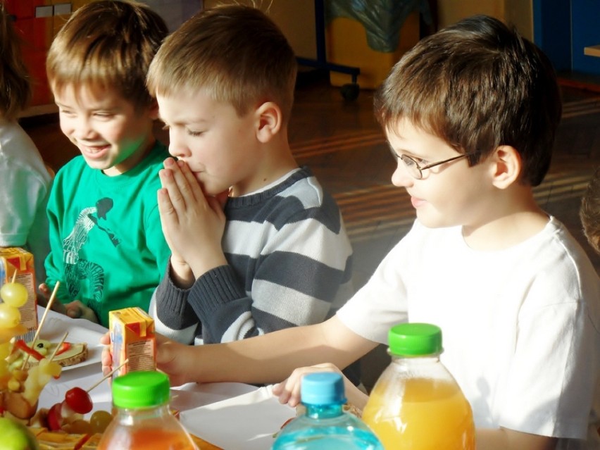 Uczniowie śląskich szkół, w  tym SP nr 3 w Lublińcu, biją śniadaniowy Rekord Guinnessa [ZDJĘCIA]