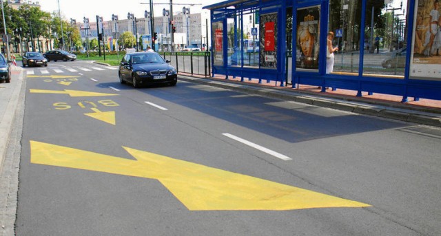 Żółte znaki wymalowane na czas ŚDM wciąż dezorientują kierowców jadących m.in. al. Andersa