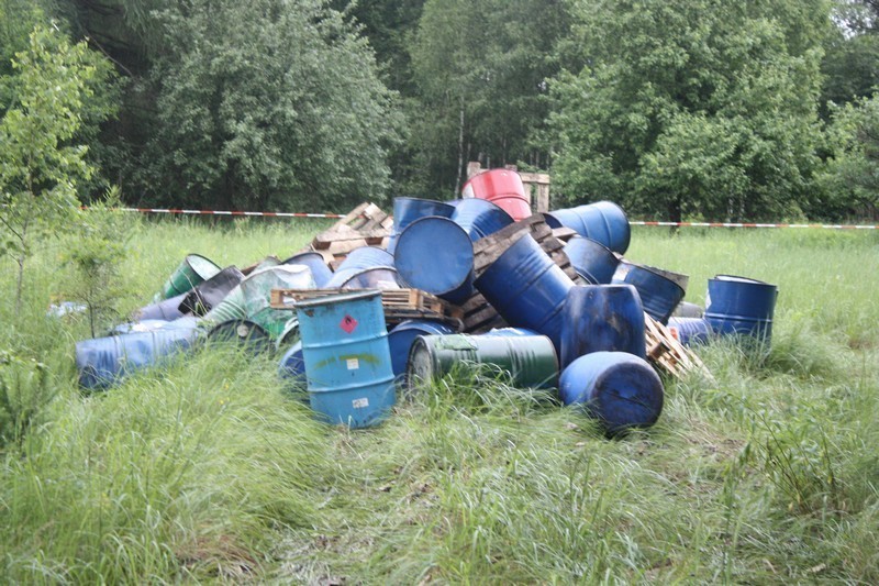 W lesie w Zawierciu znaleziono odpady. Są tam m.in. beczki z...