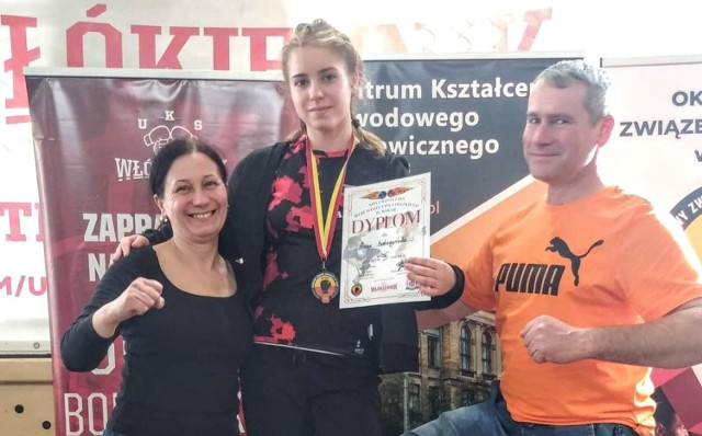 Na zdjęciu Ania Sobczyńska z rodzicami