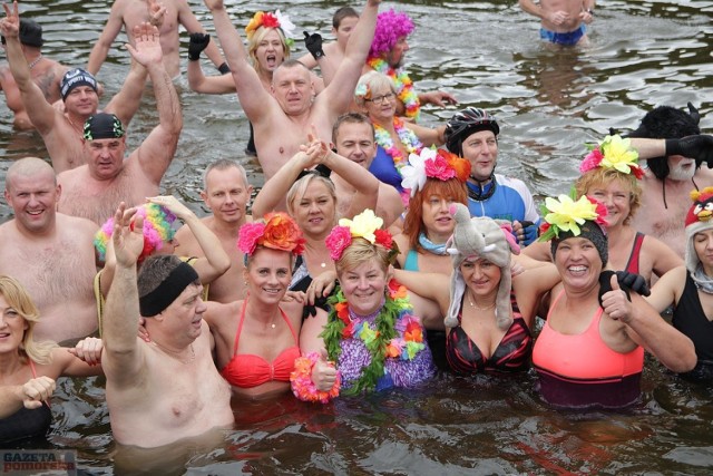 Tradycyjnie w niedzielę o godz. 13 kilkadziesiąt osób weszło do wody jeziora Czarnego. Na inaugurację przygotowano ponadto gorący poczęstunek. Kolejne kąpiele w każdą niedzielę o godz. 13. Zapraszamy.