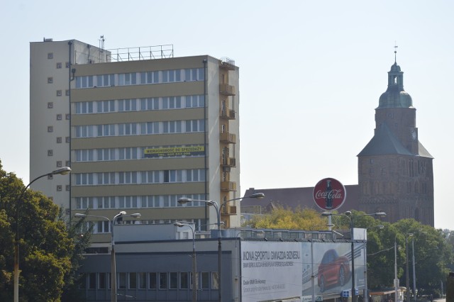 Przemysłówka to wieżowiec w samym sercu miasta. Jednak właściciel nie znalazł chętnych na zakup. Do teraz. Nabywcą okazał się magistrat. W tle - katedra.