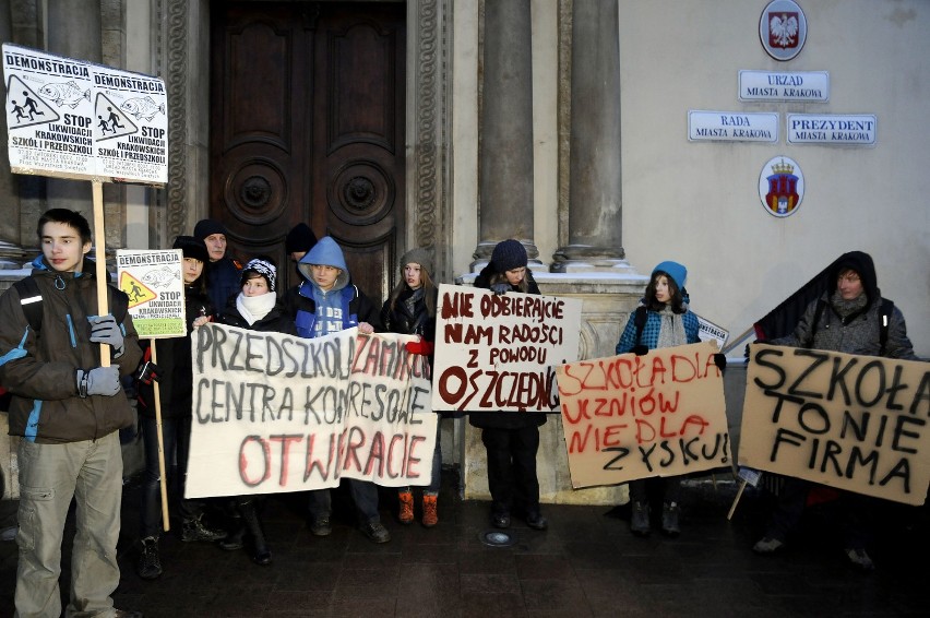 Kraków: protest uczniów. &quot;Tylko matoły likwidują szkoły!&quot; [ZDJĘCIA, VIDEO]