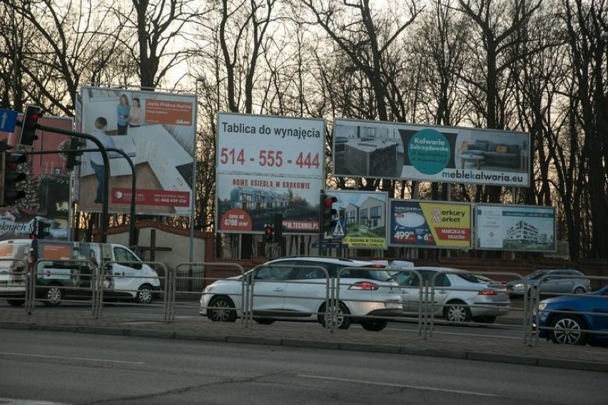 Kraków. Dlaczego radni chronią szpetne reklamy?