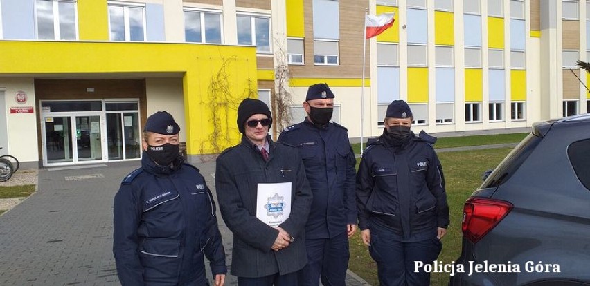 Nowy, nieoznakowany radiowóz dla policjantów z Karpacza. Zakup wsparła gmina Podgórzyn