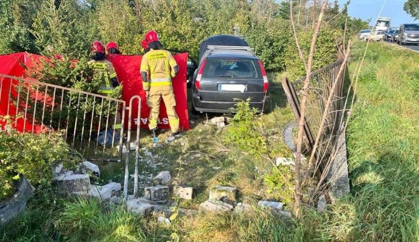 Groźny wypadek w Pruścach, jedna osoba poszkodowana. Lądowało Lotnicze Pogotowie Ratunkowe