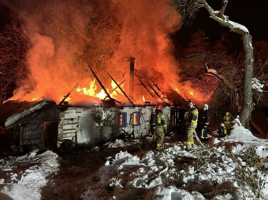 Pożar pod Niepołomicami w Zakrzowie w nocy z soboty na niedzielę. Trudna akcja dla strażaków