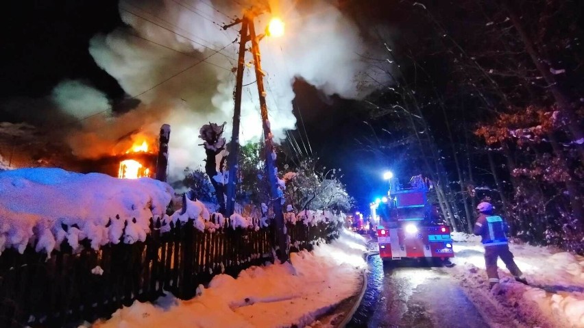 Pożar pod Niepołomicami w Zakrzowie w nocy z soboty na niedzielę. Trudna akcja dla strażaków