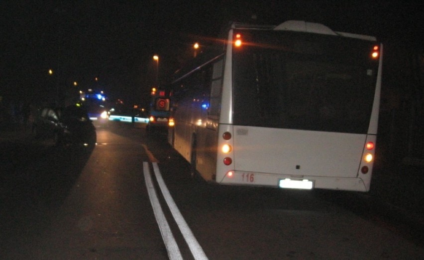 Wypadek na ul. Wyspiańskiego w Tarnowskich Górach: Honda wjechała w autobus [ZDJĘCIA]