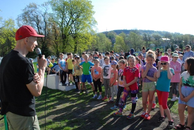 Młodzi biegacze z Głuszycy rozpoczęli sportową rywalizację w ramach czwartej edycji Ligi Lekkoatletycznej Szkół Podstawowych