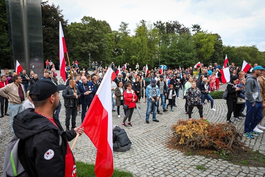 Protest antycovidowców w Szczecinie. Kilkaset osób pod Pomnikiem Czynu Polaków