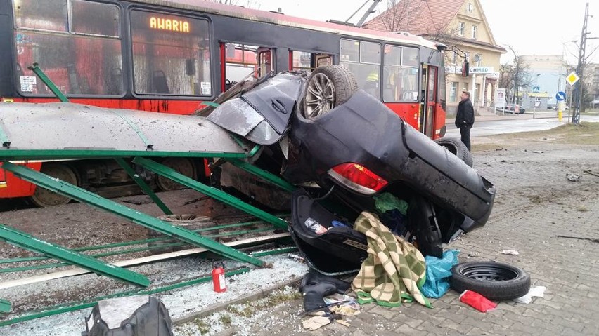 Wypadek w Rudzie Śląskie na ul. Zabrzańskiej. BMW wjechało w przystanek tramwajowy [ZDJĘCIA]
