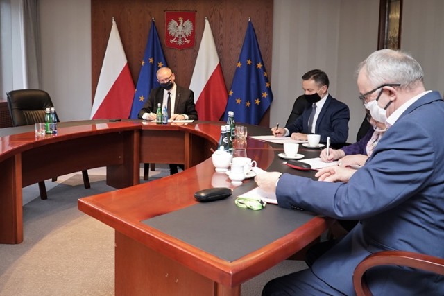 Wojewoda wielkopolski Łukasz Mikołajczyk podpisał umowy, które uruchamiają środki finansowe przyznane z budżetu państwa dla szpitali w Kępnie oraz Gostyniu.