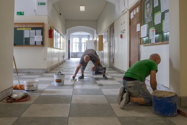 W III LO w Bydgoszczy została m.in. wymieniona posadzka na I piętrze. Biblioteka, która przekształca się w Szkolne Centrum Kultury i Rozwoju „Przystań Odkrywców”, zostanie przeniesiona do budynku, gdzie wcześniej mieściło się Muzeum Kanału Bydgoskiego. Tu zakres prac będzie większy