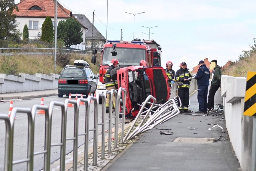 Czerwone BMW kontra barierki uliczne. Wypadek na ul. Gagarina w Wałbrzychu [ZDJĘCIA]